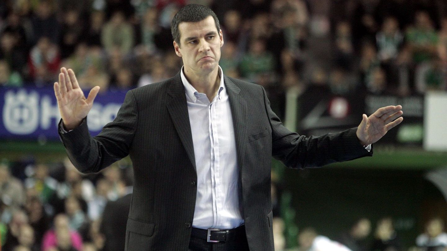 Cheftrainer Vladimir Jovanovic baut den Basketball-Bundesligisten Syntainics MBC personell um. (Archivbild) Foto: picture allian