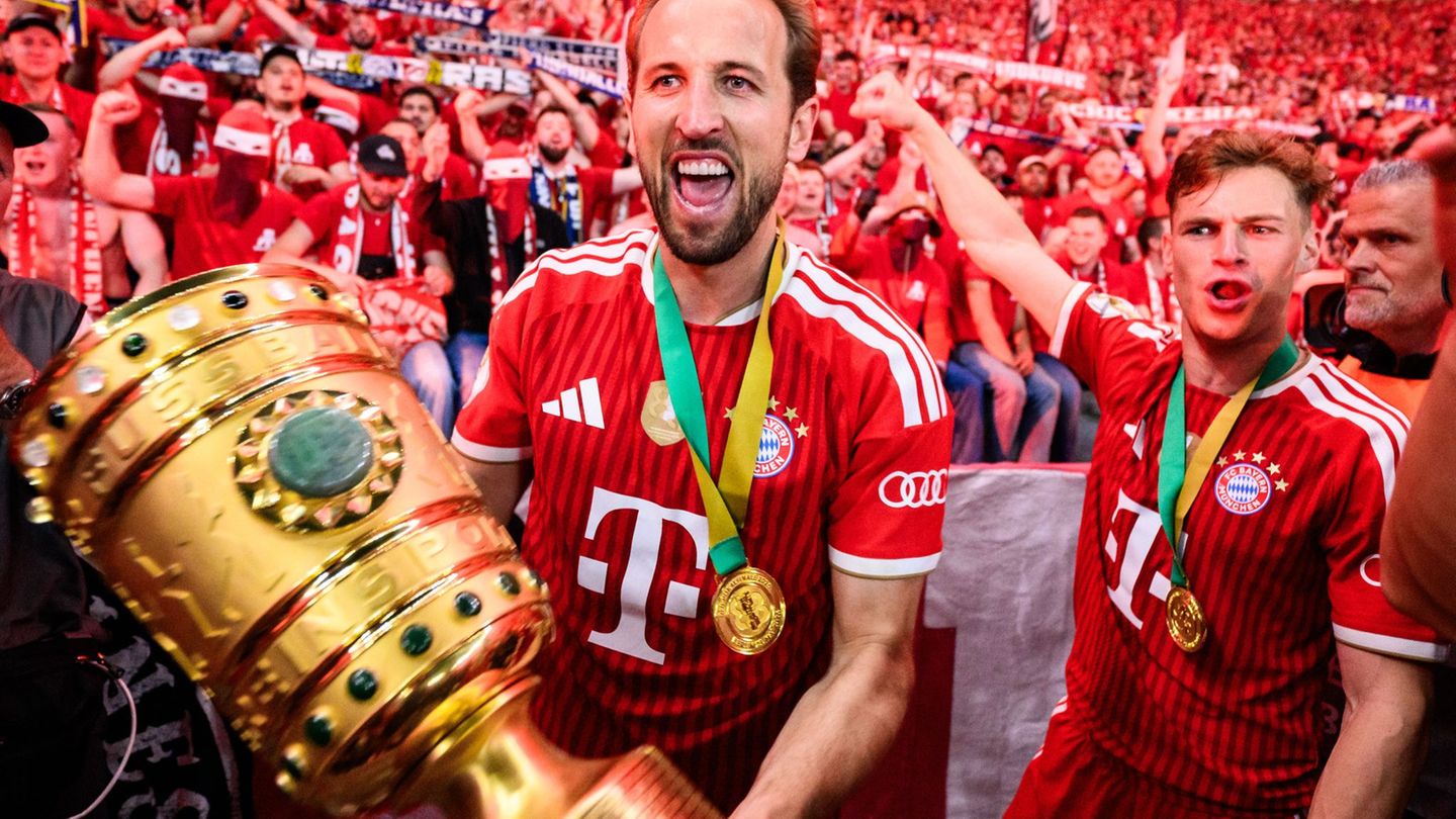 Harry Kane jubelt mit dem DFB-Pokal. Foto: Tom Weller/dpa