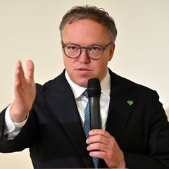 Thüringens Ministerpräsident Mario Voigt (CDU) sieht in AfD-Plänen zur Neuregelung von Staatsleistungen einen Angriff auf die Ki