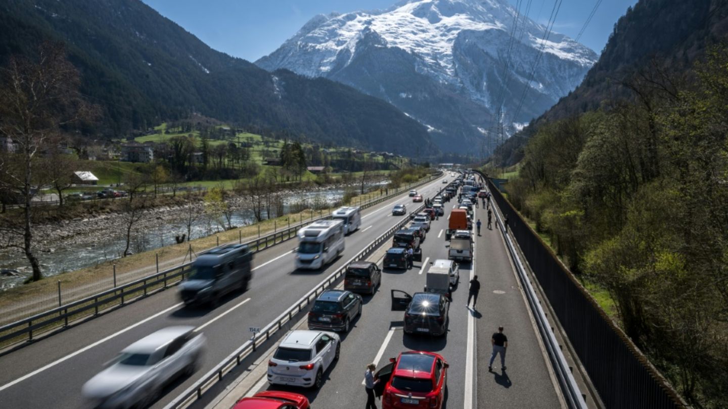 Stau am Gotthardtunnel im April