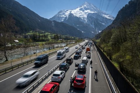 Stau am Gotthardtunnel im April