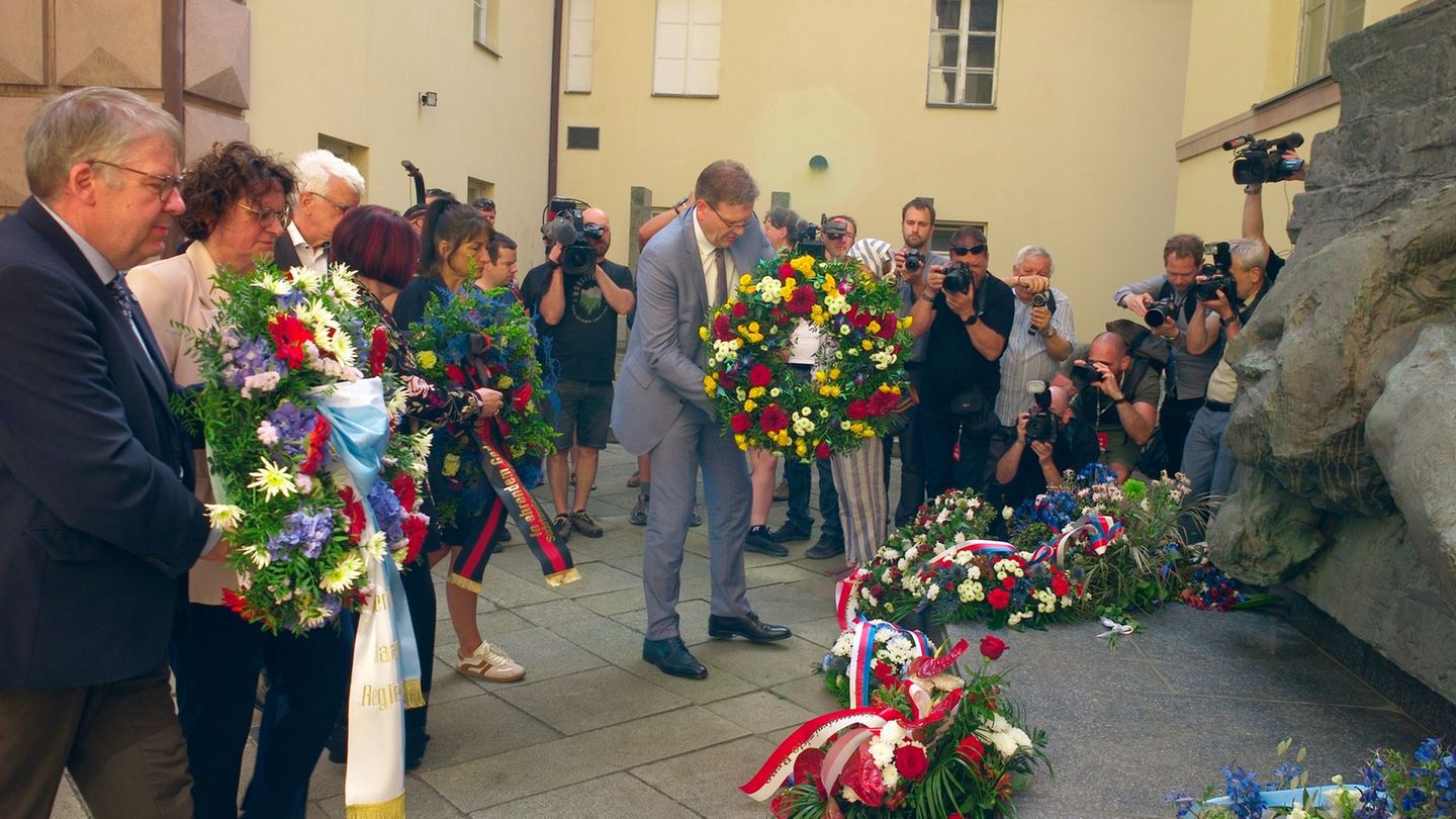 Zum Abschluss des Sudetendeutschen Tags wurden an einem ehemaligen Gestapo-Gefängnis Kränze und Blumen niedergelegt. Foto: Micha