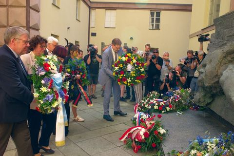 Zum Abschluss des Sudetendeutschen Tags wurden an einem ehemaligen Gestapo-Gefängnis Kränze und Blumen niedergelegt. Foto: Micha