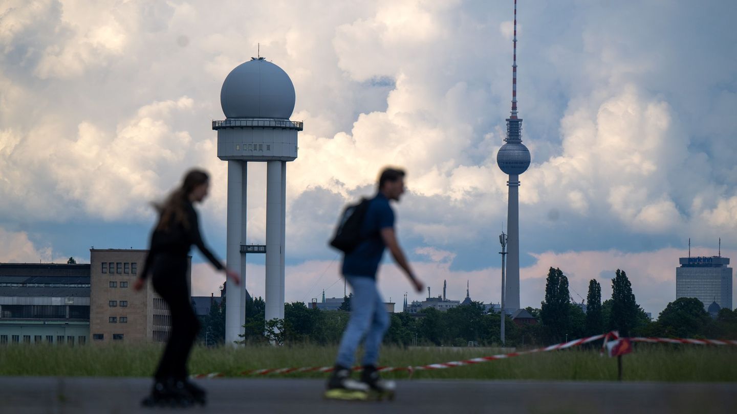 Auf dem weitläufigen Tempelhofer Feld, das früher ein Flughafen war, gehen Menschen vielfältigen Freizeitaktivitäten nach. (Arch