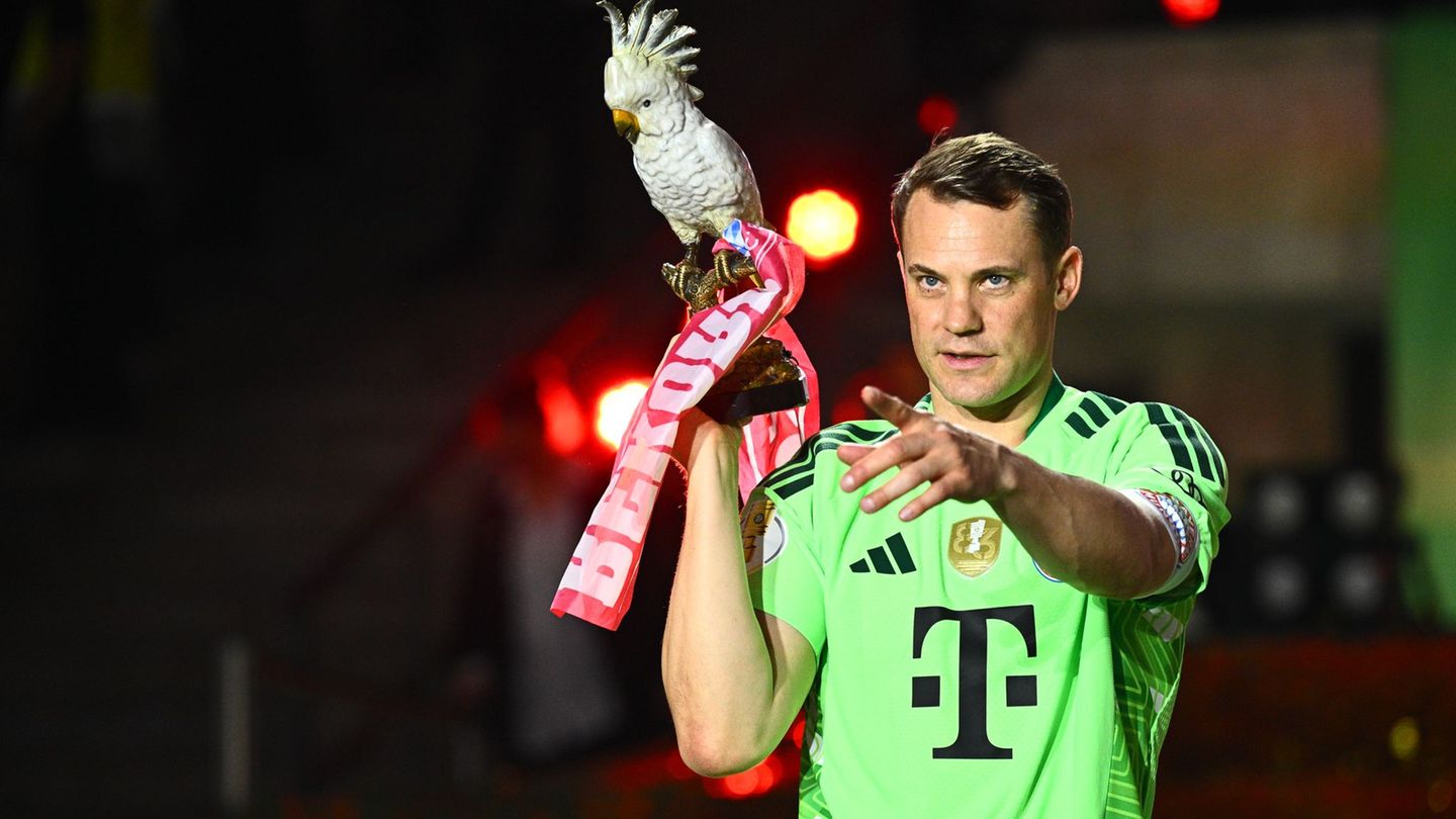 Manuel Neuer trägt nach dem Pokalsieg die Kakadu-Trophäe des FC Bayern. Foto: Tom Weller/dpa
