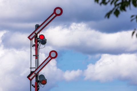 Trotz freier Fahrt endete die Zugreise für 300 Passagiere mitten auf der Strecke. (Symbolbild) Foto: Jens Büttner/dpa