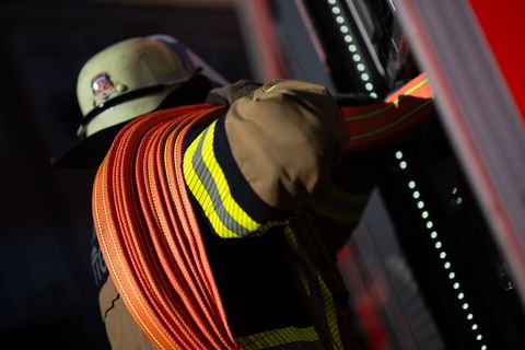 Feuerwehrleute löschen das Feuer im Keller. (Symbolbild) Foto: Marijan Murat/dpa