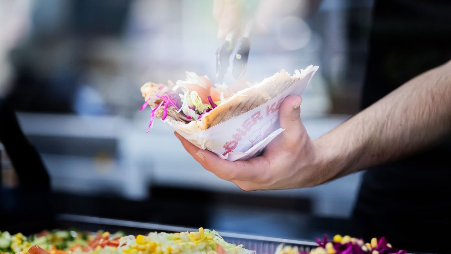 Erst flog ein Döner - dann entwickelte sich Streit mit mehreren Verletzten. (Symbolbild) Foto: Christoph Soeder/dpa
