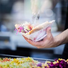 Erst flog ein Döner - dann entwickelte sich Streit mit mehreren Verletzten. (Symbolbild) Foto: Christoph Soeder/dpa