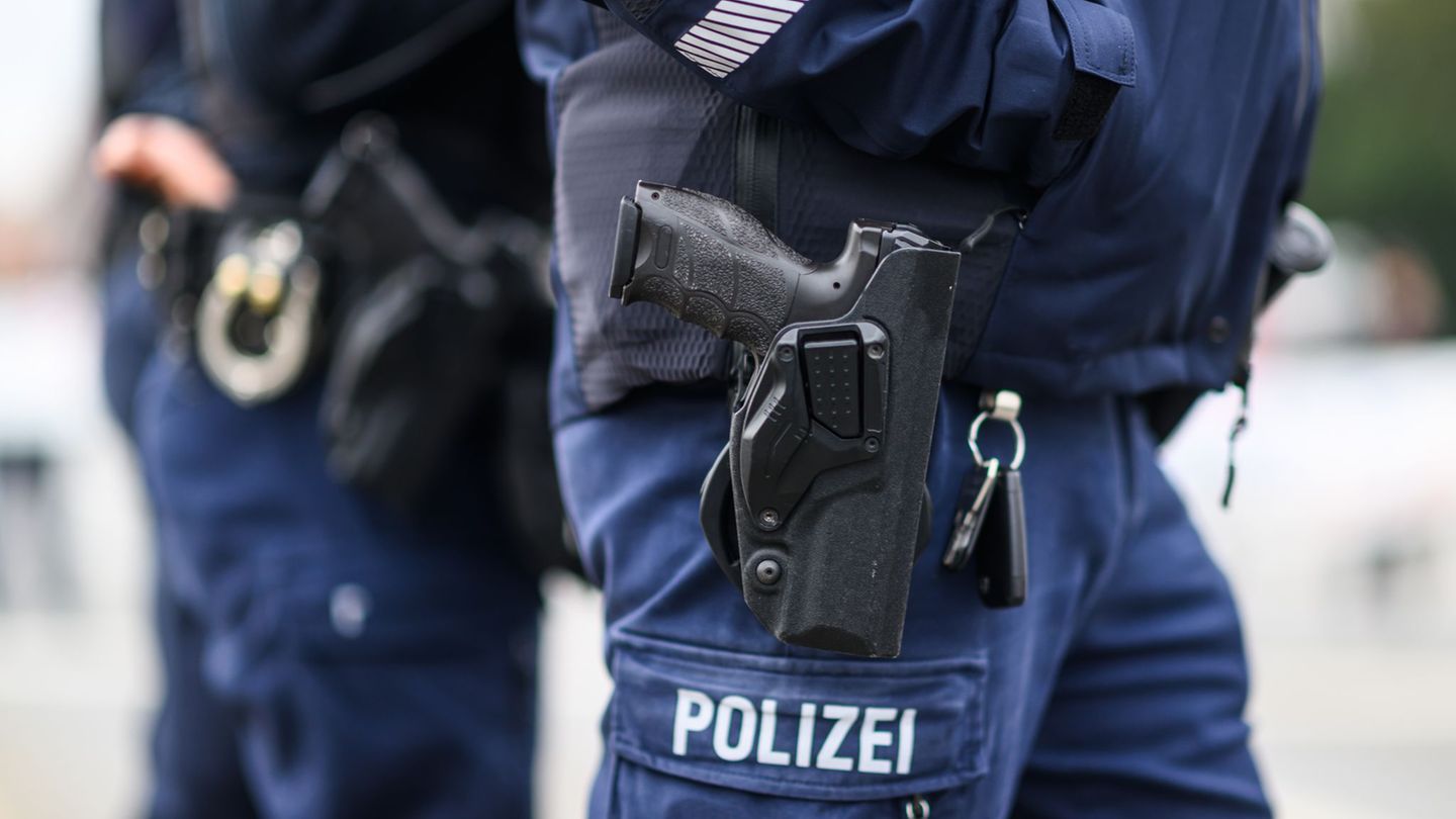 Gegen den Mann laufen nun Ermittlungen wegen schweren Raubes und gefährlicher Körperverletzung. (Symbolbild) Foto: Robert Michae