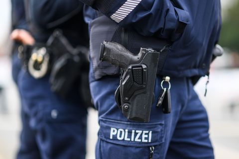 Gegen den Mann laufen nun Ermittlungen wegen schweren Raubes und gefährlicher Körperverletzung. (Symbolbild) Foto: Robert Michae