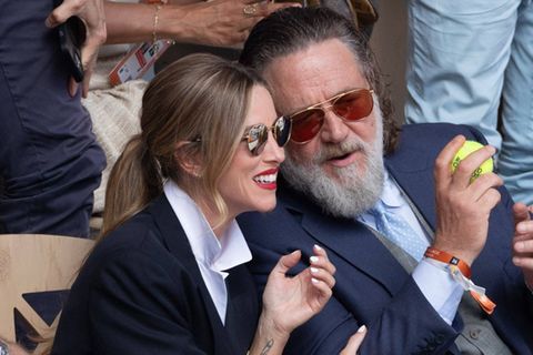 Russell Crowe und Britney Theriot am Sonntag in Paris.