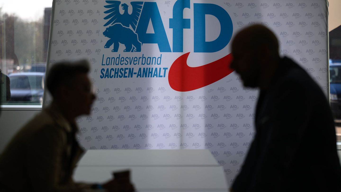 Der Polizeibeamte war wegen einer Bandscheibenoperation länger krankgeschrieben. (Symbolbild) Foto: Hendrik Schmidt/dpa