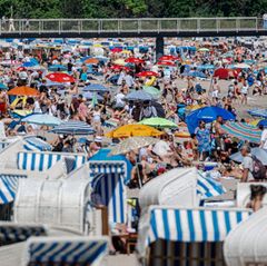 Erinnert an ein Wimmelbild: Strandbesucher am Timmendorfer Strand. Foto: Markus Scholz/dpa
