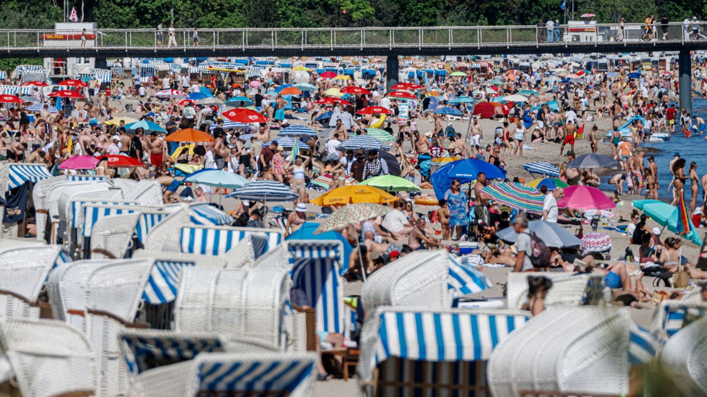 Erinnert an ein Wimmelbild: Strandbesucher am Timmendorfer Strand. Foto: Markus Scholz/dpa
