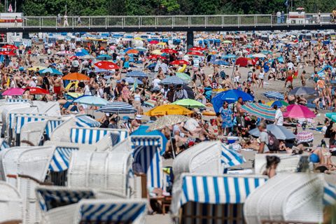 Erinnert an ein Wimmelbild: Strandbesucher am Timmendorfer Strand. Foto: Markus Scholz/dpa