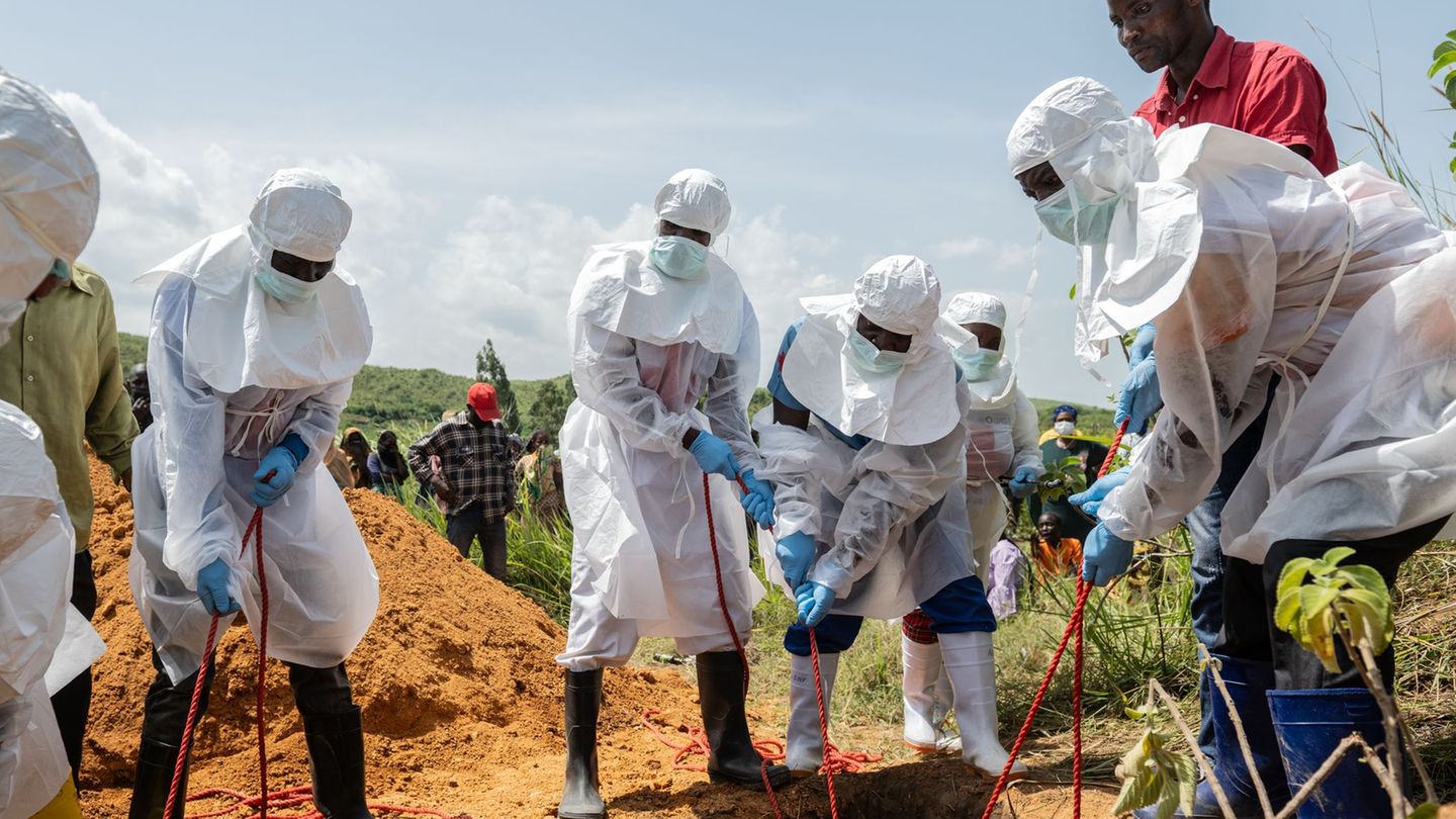 Auch die Leichen verstorbener Ebola-Patienten sind hochansteckend. (Archivbild) Foto: Moses Sawasawa/AP/dpa