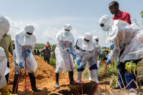 Auch die Leichen verstorbener Ebola-Patienten sind hochansteckend. (Archivbild) Foto: Moses Sawasawa/AP/dpa