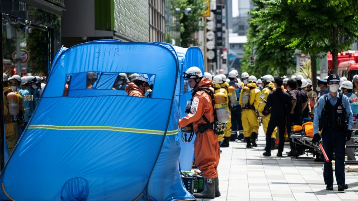 Einsatzkräfte vor dem Einkaufszentrum in Tokio