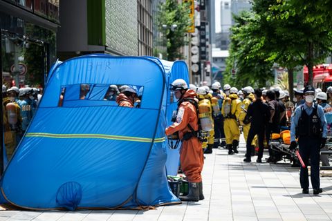 Einsatzkräfte vor dem Einkaufszentrum in Tokio