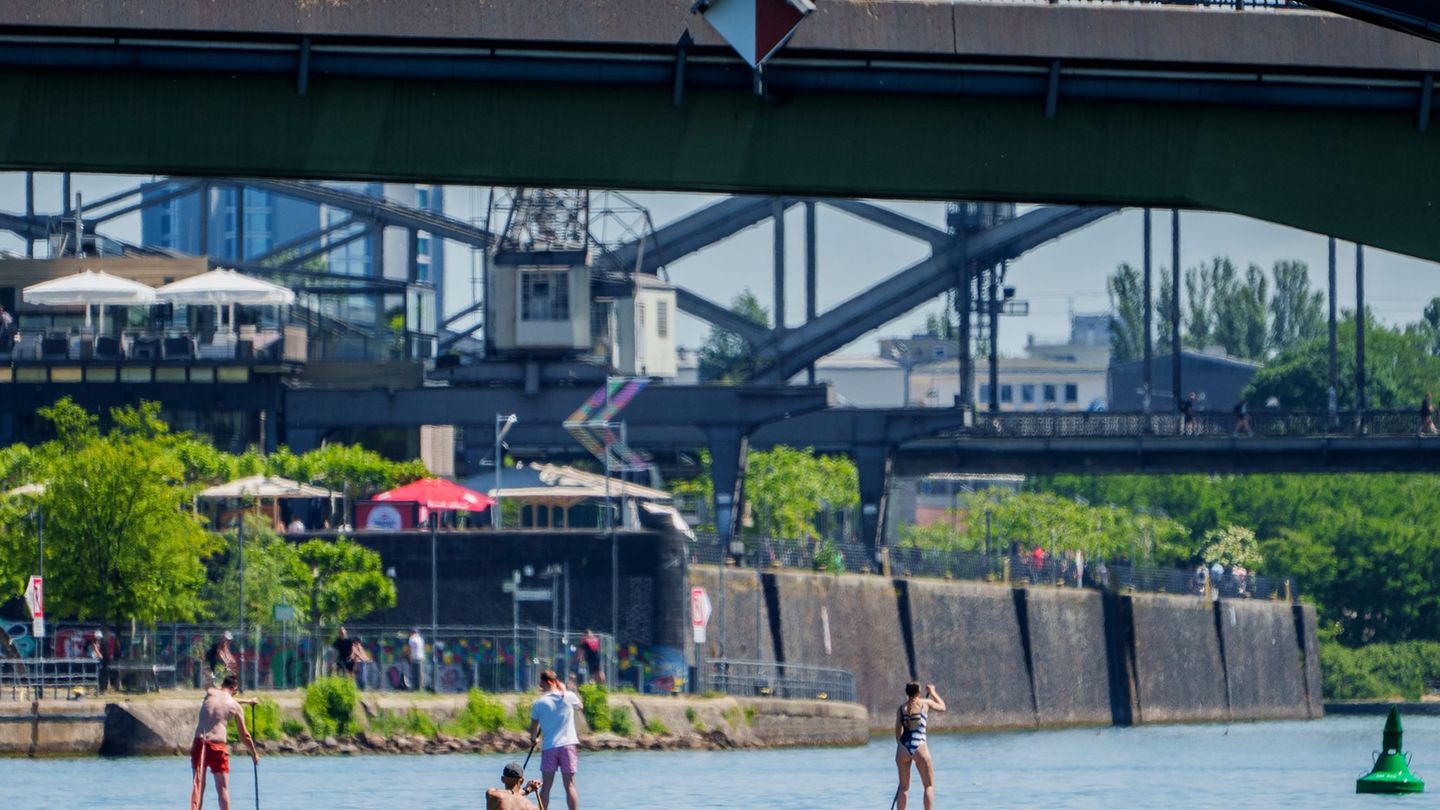 Die Menschen zog es an, in und auf das Wasser Foto: Andreas Arnold/dpa