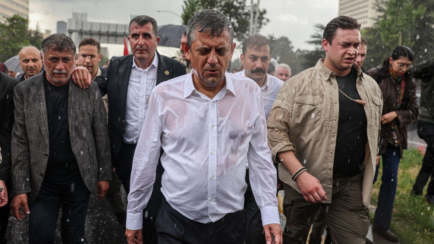 Özgür Özel trotzt dem Regen und seiner Absetzung als Parteichef Foto: Ugur Yildirim/Dia Photo/AP/dpa