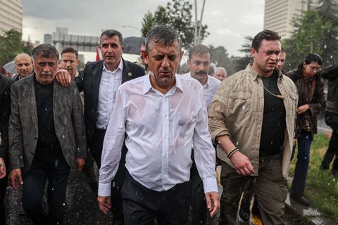 Özgür Özel trotzt dem Regen und seiner Absetzung als Parteichef Foto: Ugur Yildirim/Dia Photo/AP/dpa