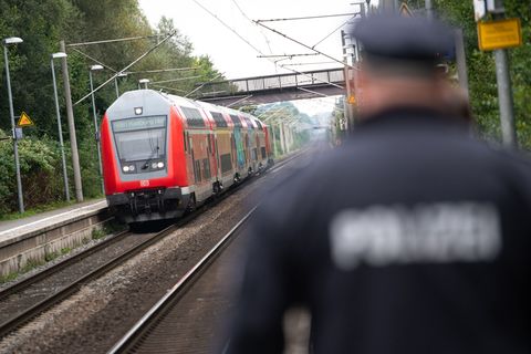 In einer Regionalbahn in Richtung Dessau überrumpelten Mitreisende einen Randalierer, der einen Zugbegleiter angegriffen hatte.
