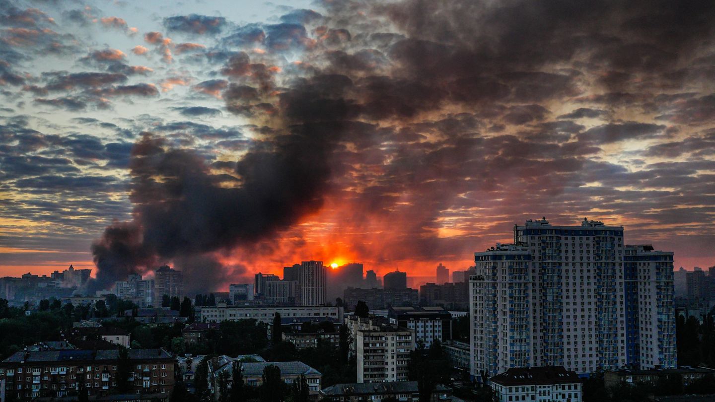 Russland hat die Ukraine in der Nacht zu Sonntag mit einem massiven kombinierten Angriff überzogen. Foto: Zoya Shu/AP/dpa