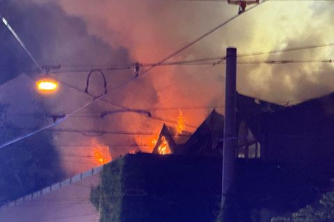 Das Dach der Halle stand in der Nacht komplett in Flammen. Foto: Felix Besold/NEWS5/dpa