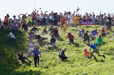 Das Käserennen in England hat Tradition. Foto: Jacob King/PA Wire/dpa