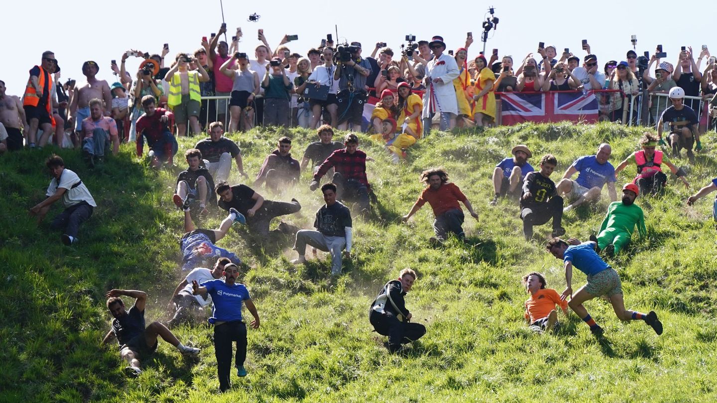 Das Käserennen in England hat Tradition. Foto: Jacob King/PA Wire/dpa