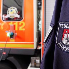 Auf dem Schiff "Jolyn" mussten Feuerwehrleute einen Brand löschen. (Symbolbild) Foto: Julian Weber/dpa