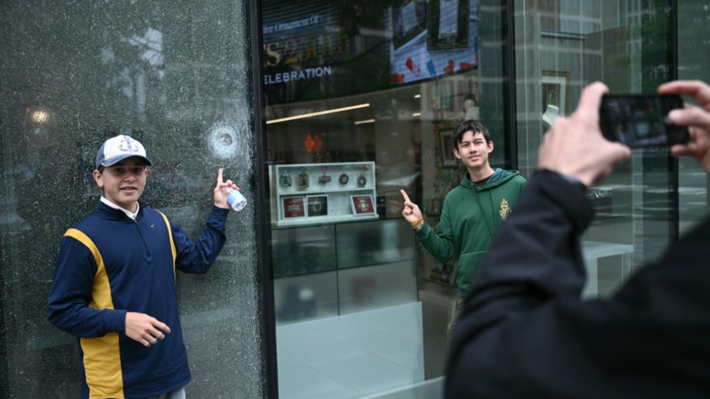 Spuren des Schusswechsels sind Attraktion bei Touristen