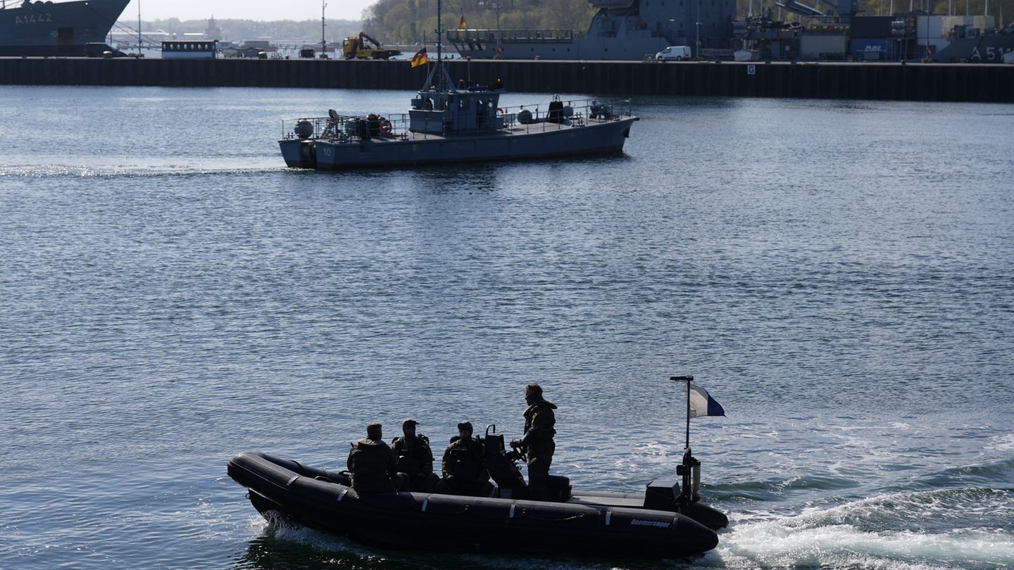 Minentaucher der Bundeswehr in einem Schlachboot (Archivbild) Foto: Marcus Brandt/dpa