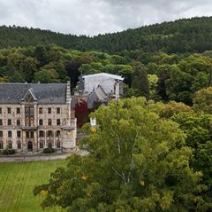 Schloss Reinhardsbrunn gehört zu den Sehenswürdigkeiten in Friedrichroda. (Archivbild) Foto: Martin Schutt/dpa