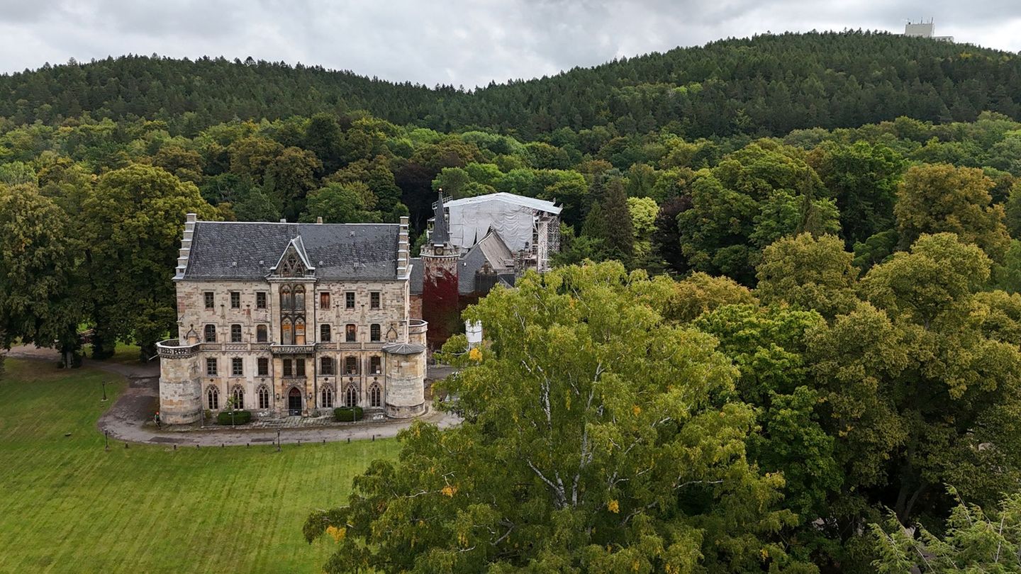 Schloss Reinhardsbrunn gehört zu den Sehenswürdigkeiten in Friedrichroda. (Archivbild) Foto: Martin Schutt/dpa