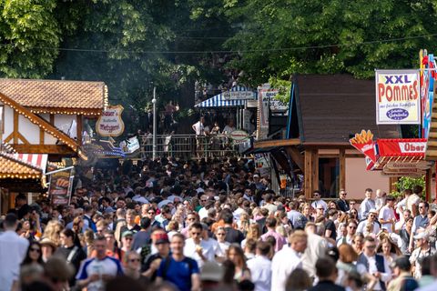 Die Menschen zieht es bei schönem Wetter massenhaft auf "den Berg". Foto: Daniel Karmann/dpa
