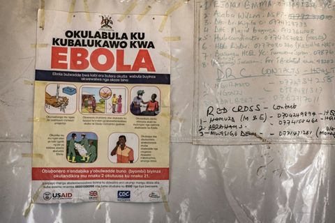 Warnung vor Ebola an einem Grenzübergang in Uganda