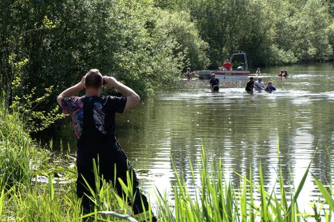 Taucher entdeckten das Mädchen leblos unter Wasser. Foto: Marcel Zimmering/NonstopNews /dpa