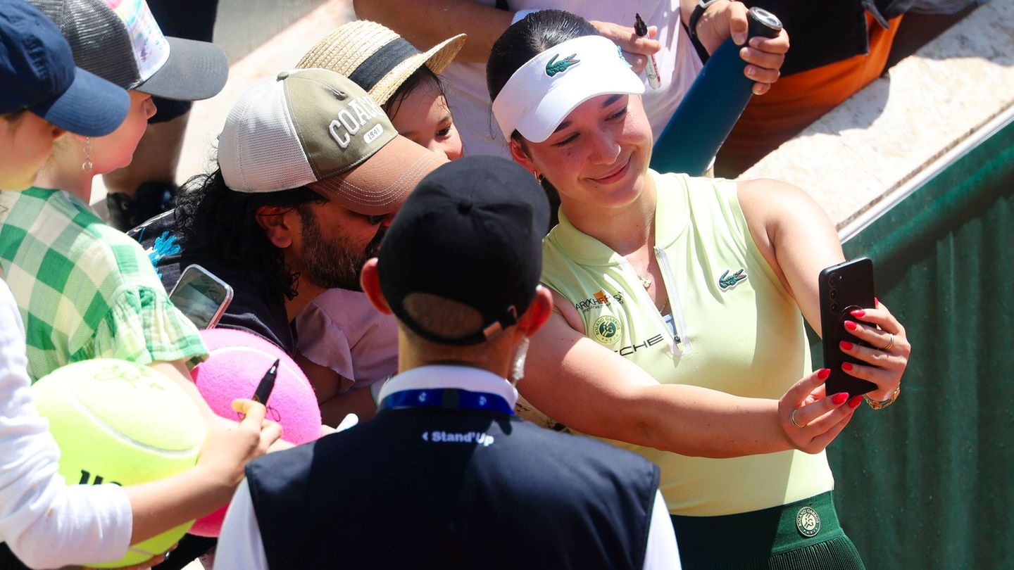 Machte nach ihrem Sieg ein Selfie mit den Fans: Eva Lys. Foto: Frank Molter/dpa