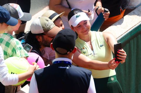 Machte nach ihrem Sieg ein Selfie mit den Fans: Eva Lys. Foto: Frank Molter/dpa