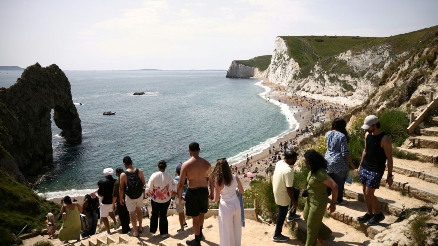 Menschen am Samstag am Strand von Durdle Door