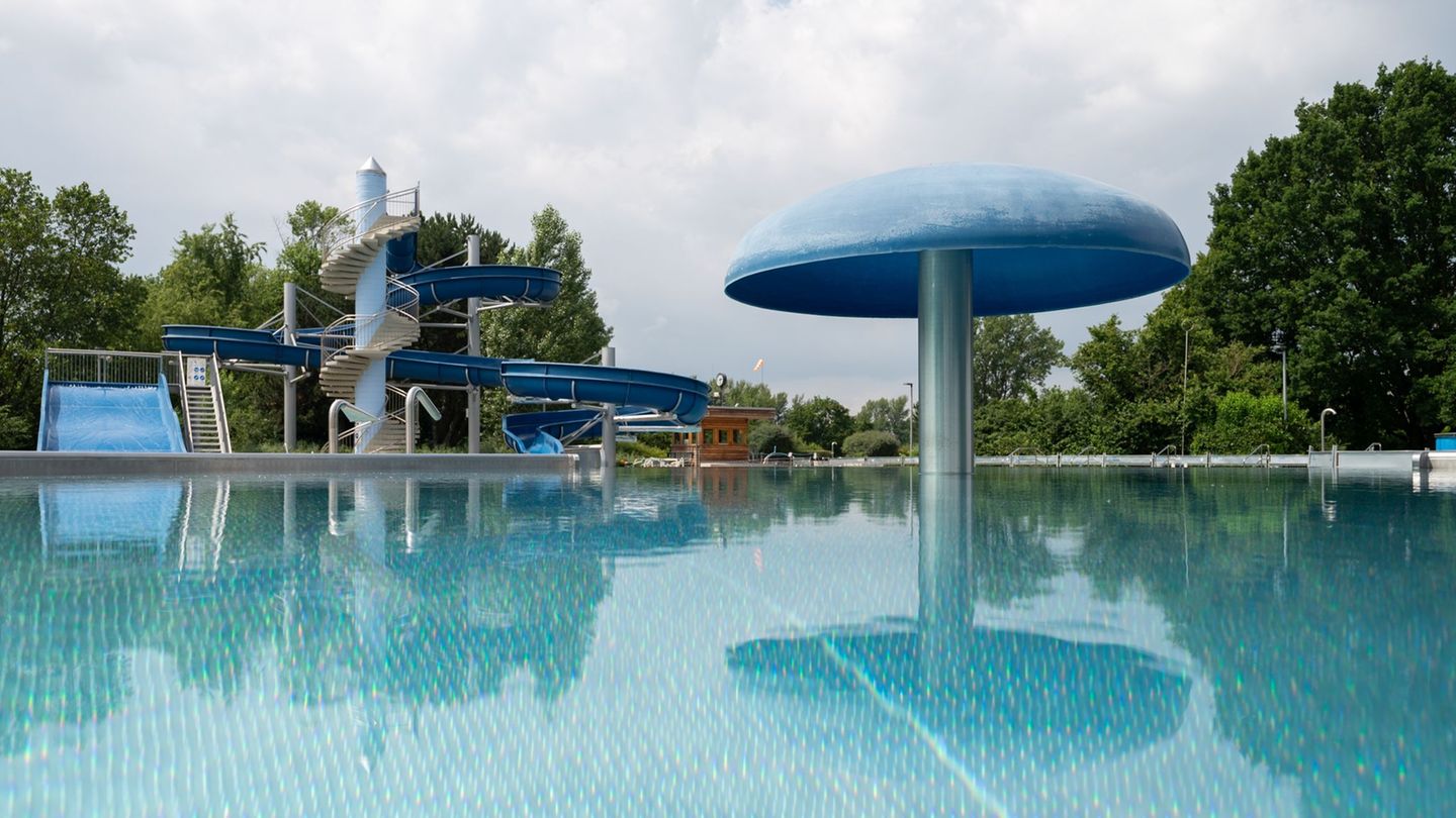 Ein Vierjähriger stirbt im Freibad Willersinnweiher. (Archivbild) Foto: Sebastian Gollnow/dpa