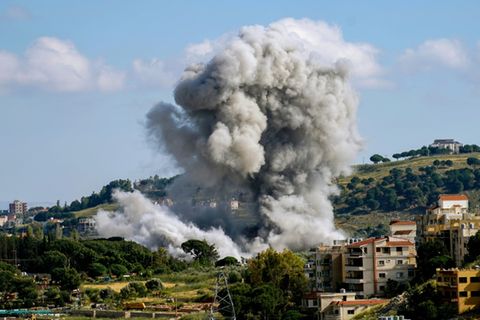 Rauchsäule nach israelischem Angriff in Nabatije