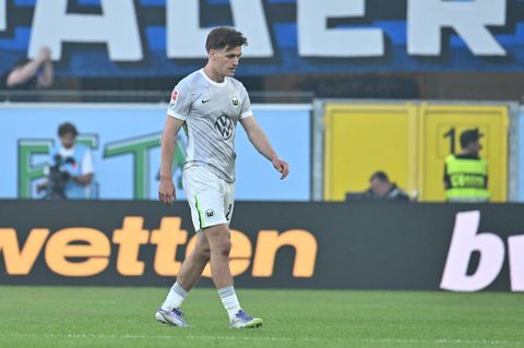 Wolfsburgs Joakim Maehle sah schon in der 14. Minute die Gelb-Rote Karte
