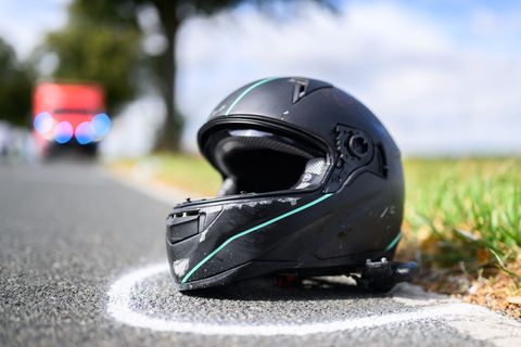 Der Motorradfahrer starb noch an der Unfallstelle. (Symbolbild) Foto: Julian Stratenschulte/dpa