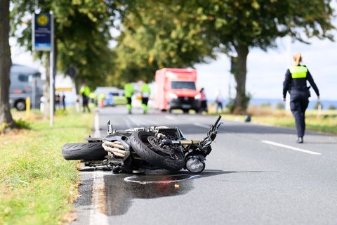 Der Motorradfahrer starb noch an der Unfallstelle. (Symbolbild) Foto: Julian Stratenschulte/dpa