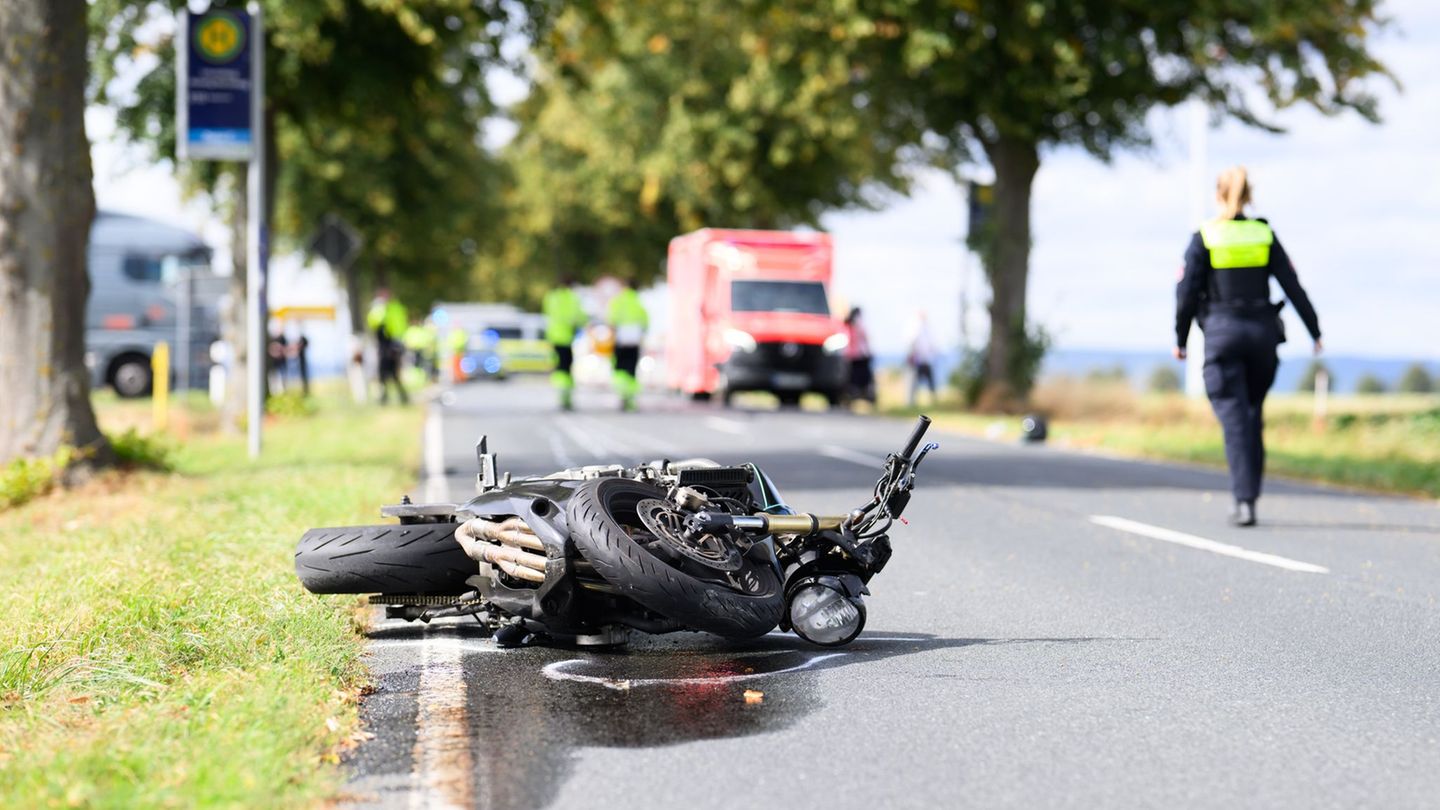 Der Motorradfahrer starb noch an der Unfallstelle. (Symbolbild) Foto: Julian Stratenschulte/dpa