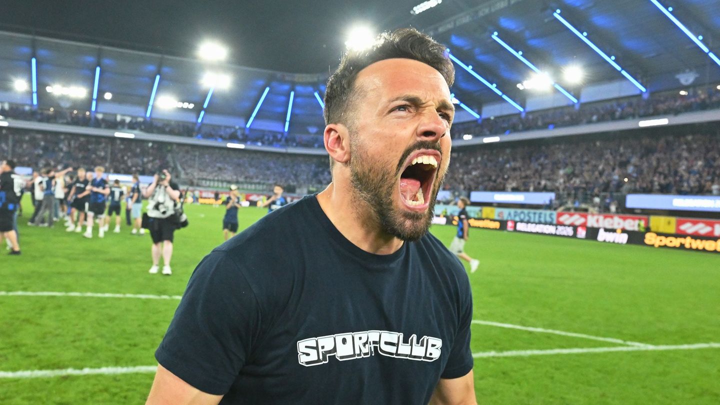 Paderborns Trainer Ralf Kettemann bejubelt den Aufstieg. Foto: Swen Pförtner/dpa